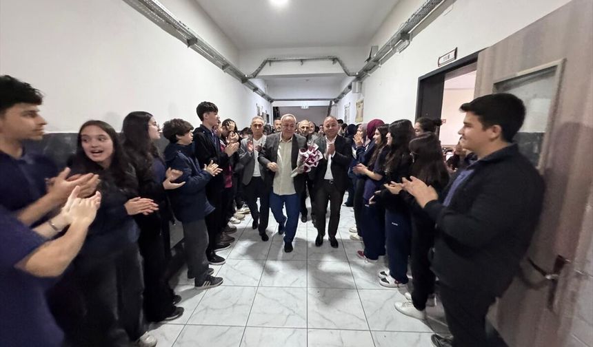Kahramanmaraş'ta emekli olan öğretmen görev yaptığı okuldan alkışlarla uğurlandı