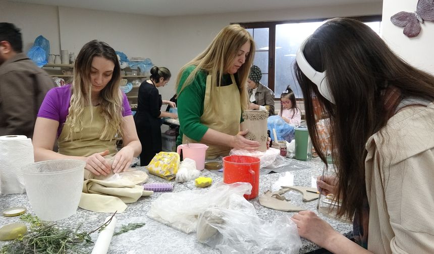 Seramik atölyesi kadınlara sanat ve sosyalleşme kapısı açıyor