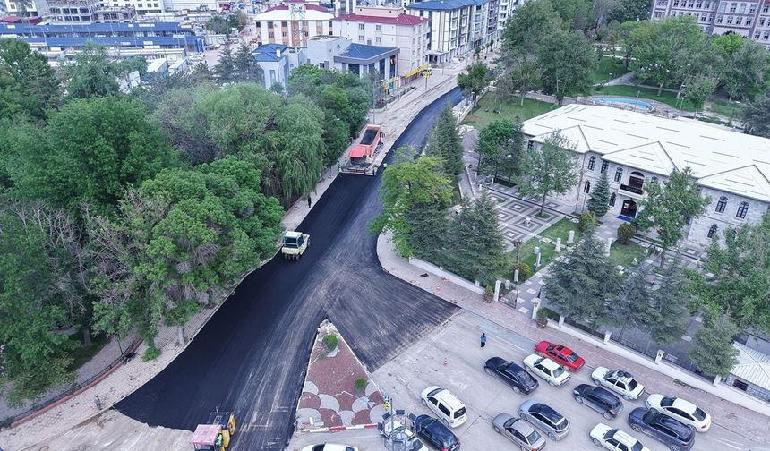 Büyükşehir, Elbistan Pınarbaşı Caddesi’nde Asfalt Serimine Başladı
