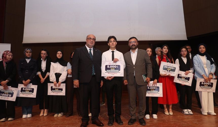 Şahbaz Derneği’nden Filistin Temalı Konuşma Yapan Öğrenciye Umre Hediyesi