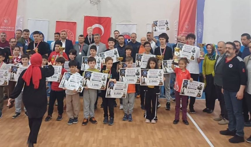 Türk Eğitim-Sen satranç şampiyonlarını ödüllendirdi!