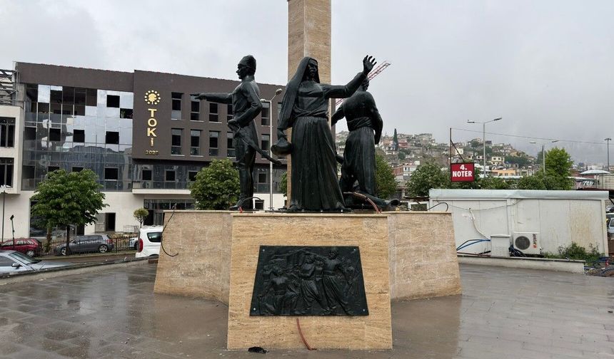 Kıbrıs Meydanı’ndaki Anıt Yeniden Ait Olduğu Yerde
