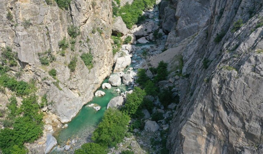 Kahramanmaraş'ta nehirde kaybolan kişiyi arama çalışmaları sürüyor