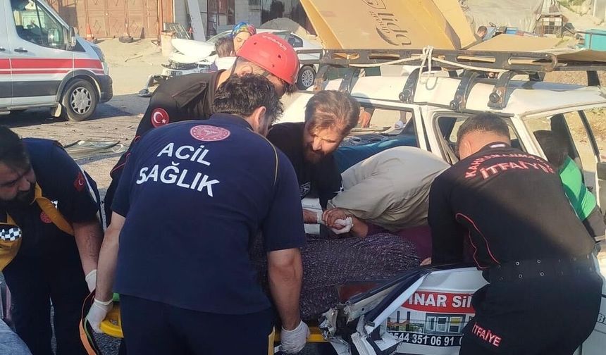 Dulkadiroğlu'nda trafik kazası: İki otomobil çarpıştı, 3 kişi yaralandı