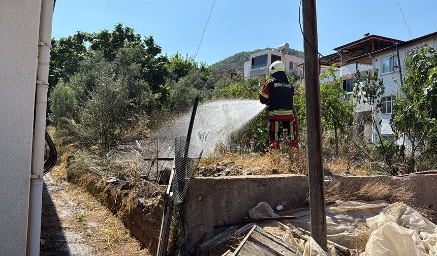 Anamur ilçesinde bahçede çıkan yangın söndürüldü