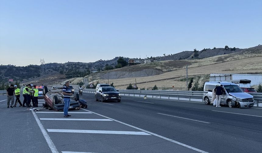 Kahramanmaraş'ta devrilen otomobilde 4 kişi yaralandı
