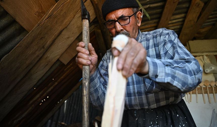 Unutulmaya yüz tutan kaşıkçılığı dede yadigarı kanca bıçakla yaşatıyor