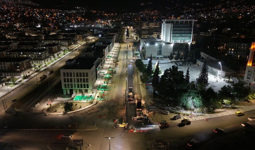 Büyükşehir’den Azerbaycan Bulvarı’nda Gece Asfalt Mesaisi