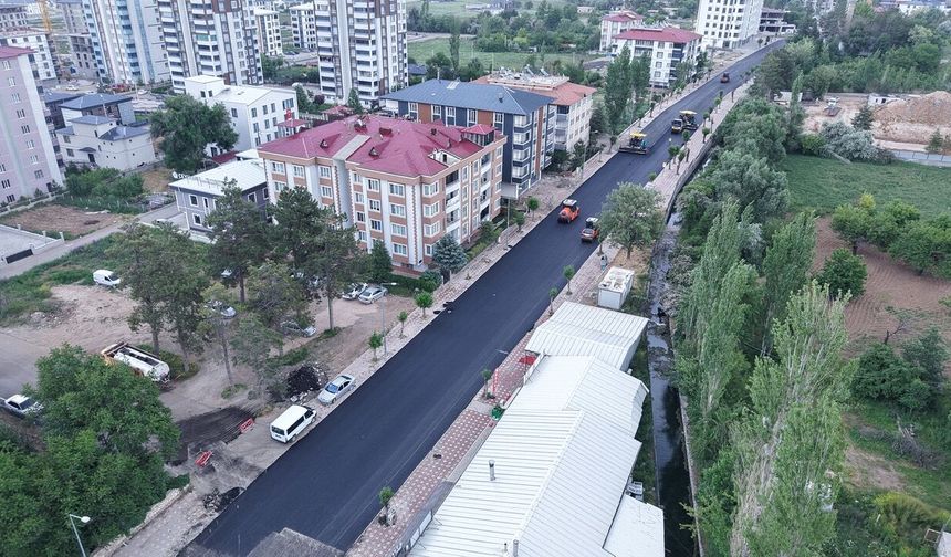Büyükşehir’den Elbistan Pınarbaşı Caddesi’nde Kesintisiz Asfalt Mesaisi
