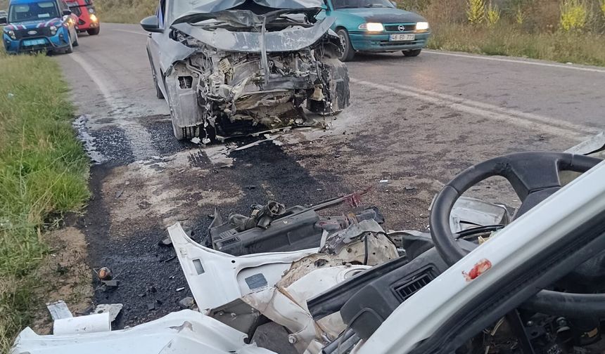 Kahramanmaraş’ta feci kaza: İki otomobil kafa kafaya çarpıştı, 2 ağır yaralı