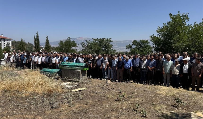 Adana'daki kazada hayatını kaybeden anne ile oğlunun cenazesi Kahramanmaraş'ta toprağa verildi