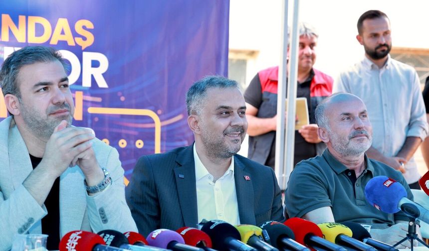 Başkan Toptaş önce aşure dağıttı, sonra vatandaşların sorularını yanıtladı