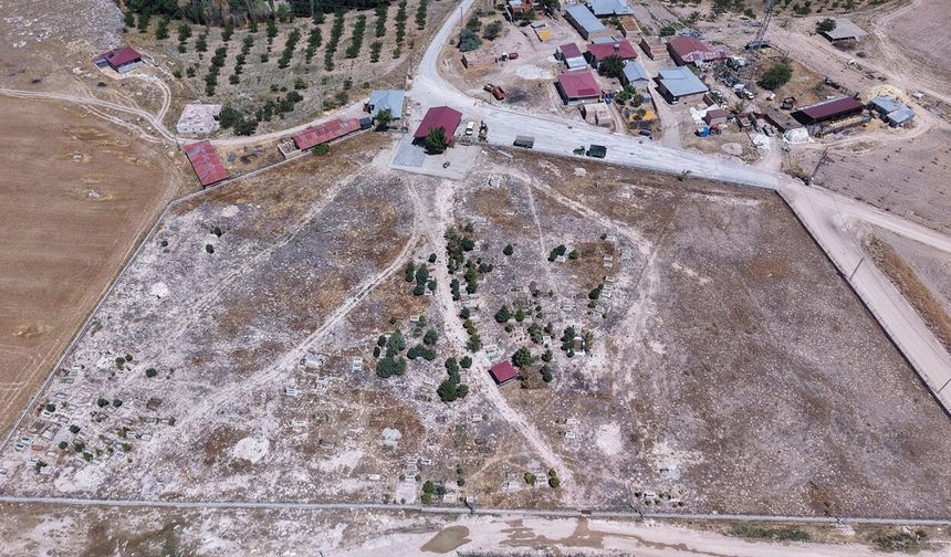 Büyükşehir, Elbistan İncecik’te Mezarlık Yolunu Kilit Parkeyle Yeniliyor