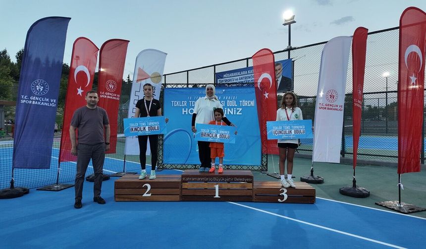 15 Temmuz Spor Vadisi’nde Ödüllü Tenis Turnuvasında Şampiyonlar Belli Oldu