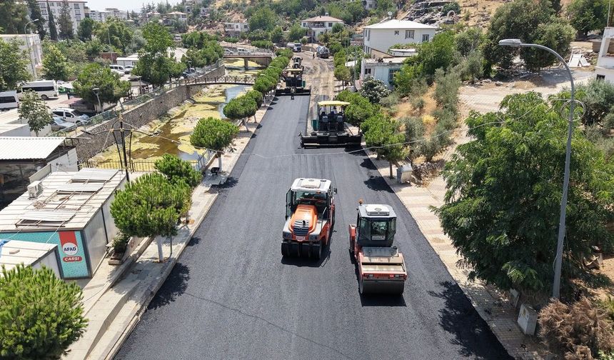 Büyükşehir, Türkoğlu Derebaşı Sokak’ta Sıcak Asfalt Serimine Başladı