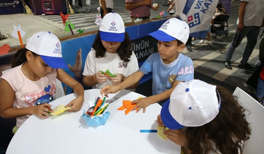 Kahramanmaraş'taki Ağustos Fuarı'nda çocuklar origami yapmayı öğreniyor