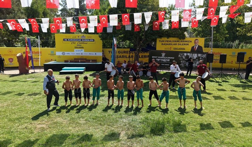 26 Yıllık Hasret Sona Erdi; Geleneksel Ağustos Fuarı Güreşleri Başladı