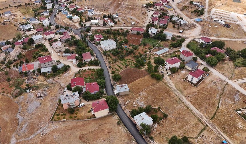 Büyükşehir, Nurhak’ta Eskiköy – Hüyük Grup Yolunu Sıcak Asfaltla Yeniliyor