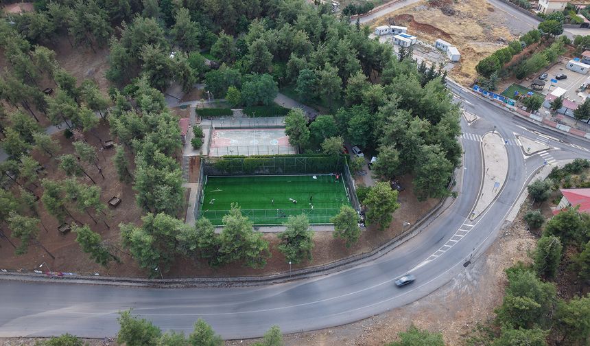 Büyükşehir, Türkoğlu’ndaki Halı Sahayı Yenileyerek Gençlere Kazandırıyor