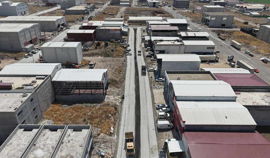 Büyükşehir, Yeni Sanayi Sitesi’nde Asfalt Mesaisi Sürüyor