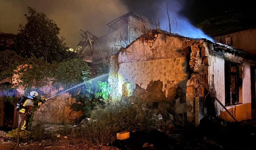 Hatay'da metruk evde çıkan yangın söndürüldü