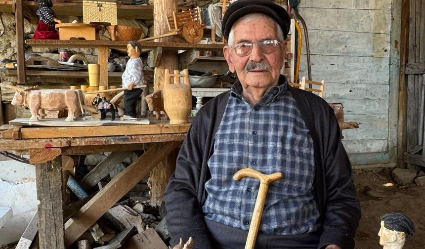 Makinelerin unutturduğu tarım aletlerini ahşapta yaşatıyor