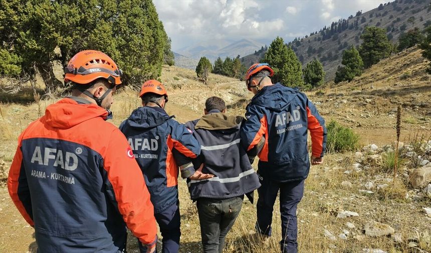 Kahramanmaraş'ta dağlık alanda mahsur kalan çoban kurtarıldı