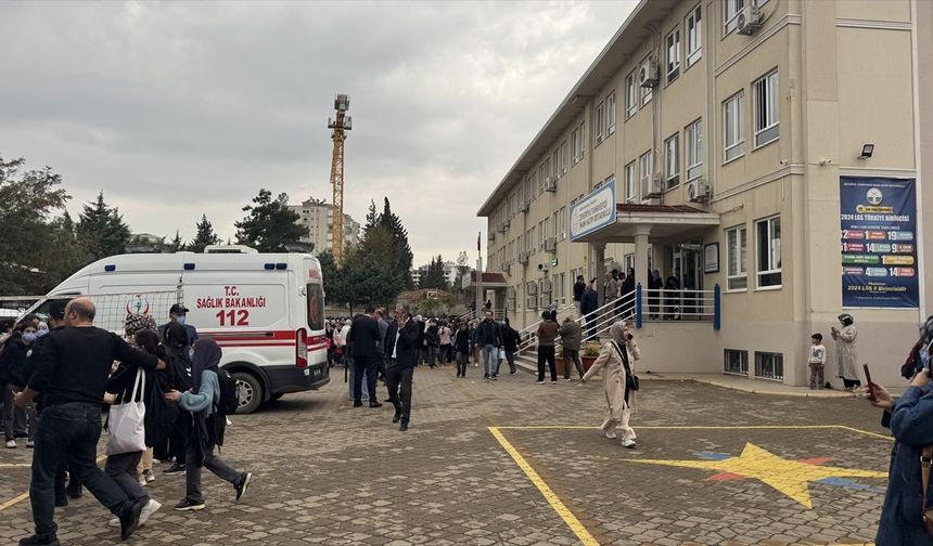 Kahramanmaraş'ta inşaat alanından yayılan kötü kokudan etkilenen 20 öğrenci hastaneye kaldırıldı