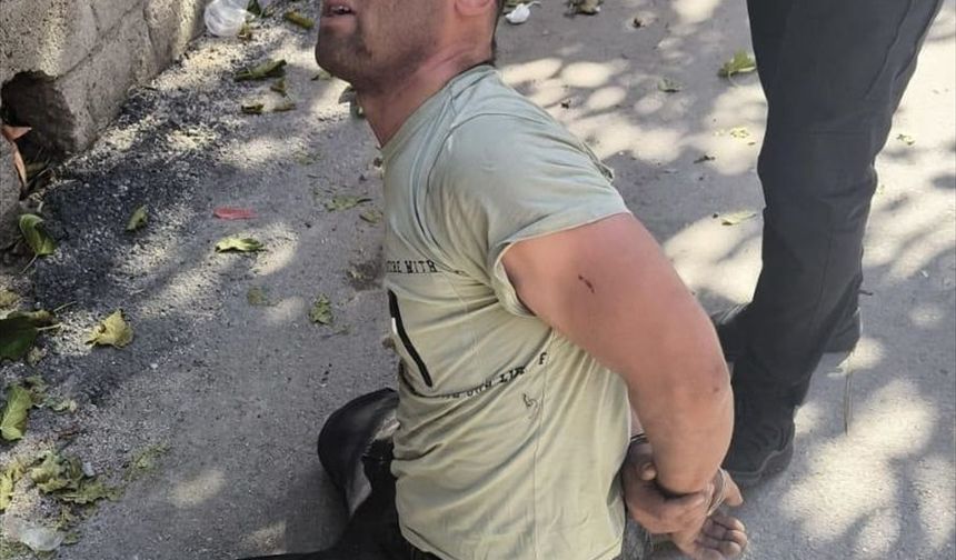Adana'da önüne atladığı aracı çalarak kaçan şüpheli yakalandı