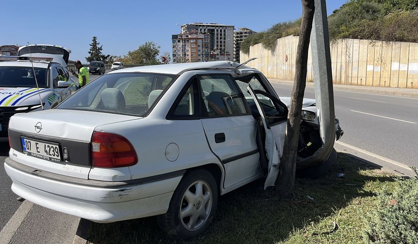 Alanya'da aydınlatma direğine çarpan otomobildeki yolcu yaralandı