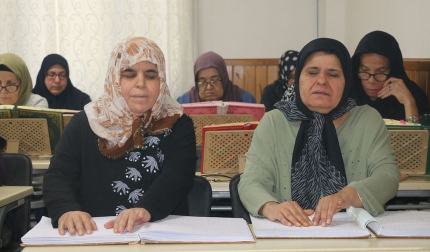 Görme engelli iki kardeş, parmak uçlarıyla Kur'an-ı Kerim'i birçok kez hatmetti