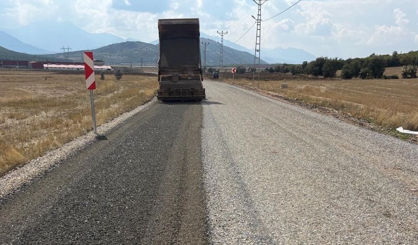 Büyükşehir, Göksun Yeniyapan’ın Yolunda İkinci Kat Asfaltı Seriyor