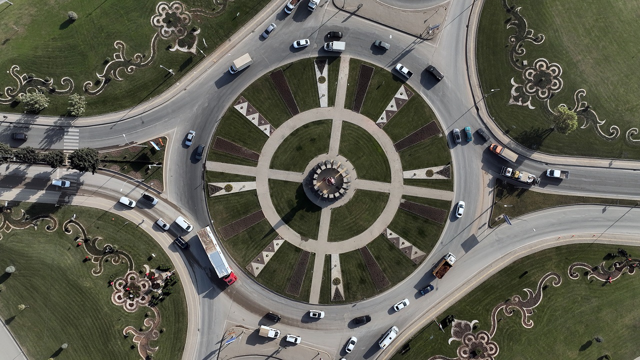 Büyükşehir Kavşakları 500 Bin Çiçekle Renklendiriyor