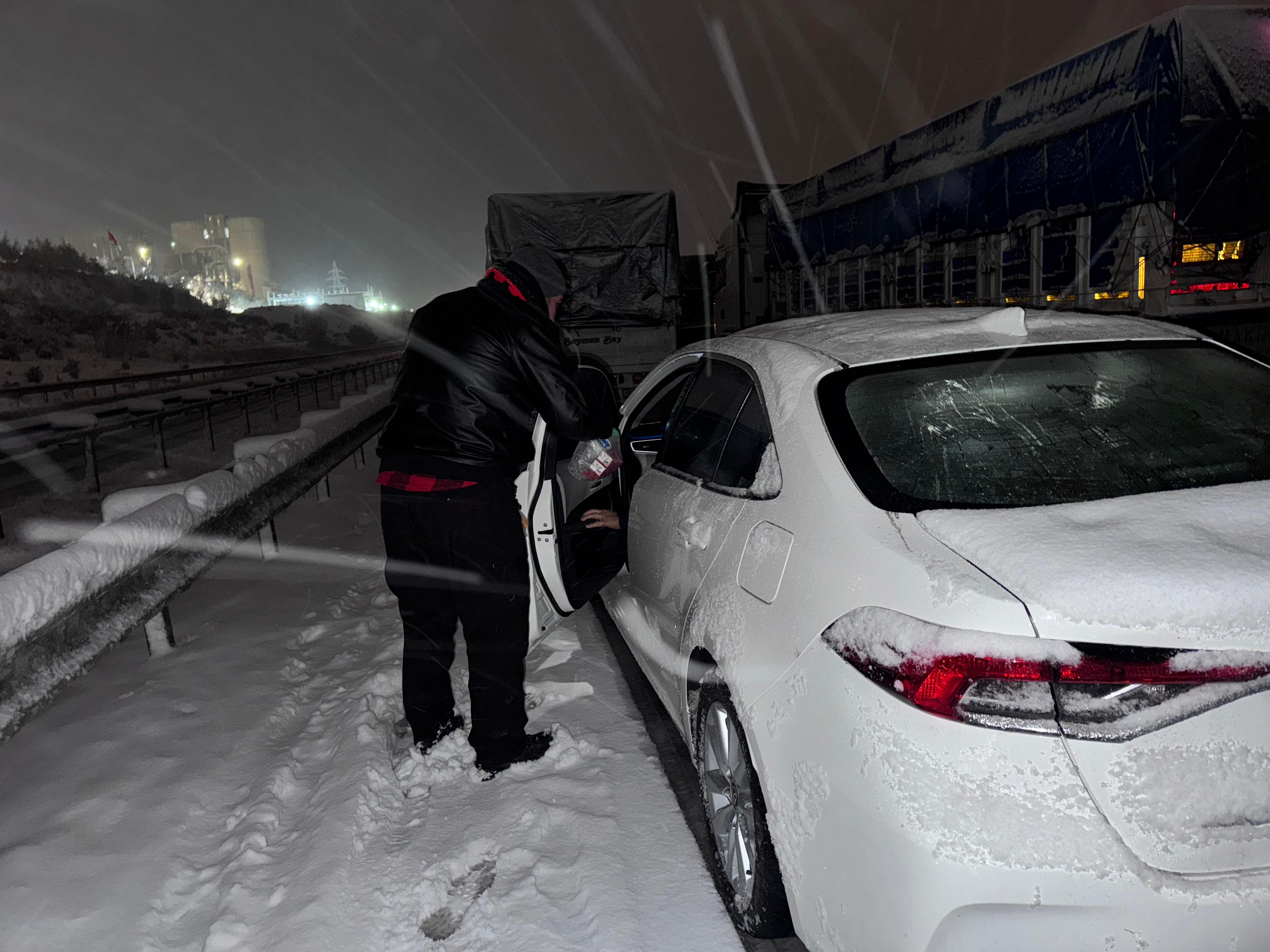 Şahbaz Derneği Kar Yağışında Yolda Kalan Vatandaşların Yanında