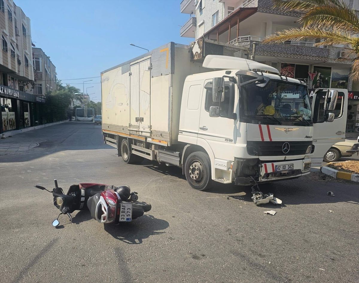 Kamyonetle çarpışan motosikletin sürücüsü yaralandı