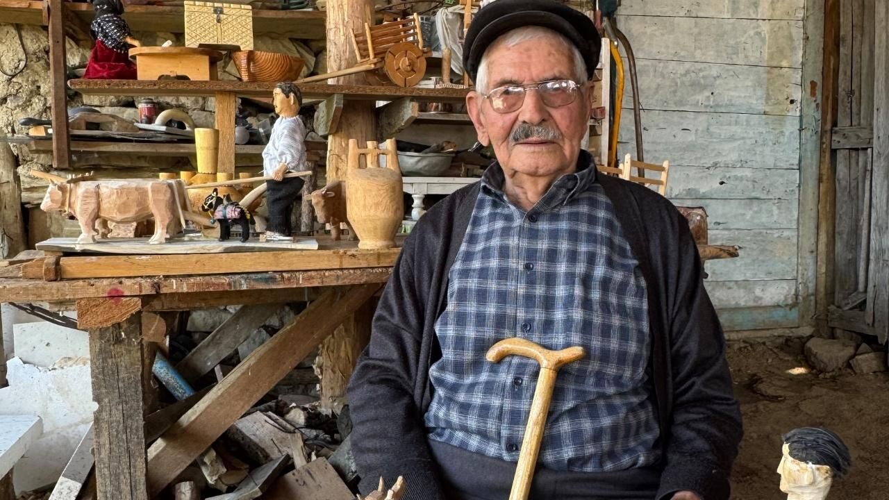 Makinelerin unutturduğu tarım aletlerini ahşapta yaşatıyor