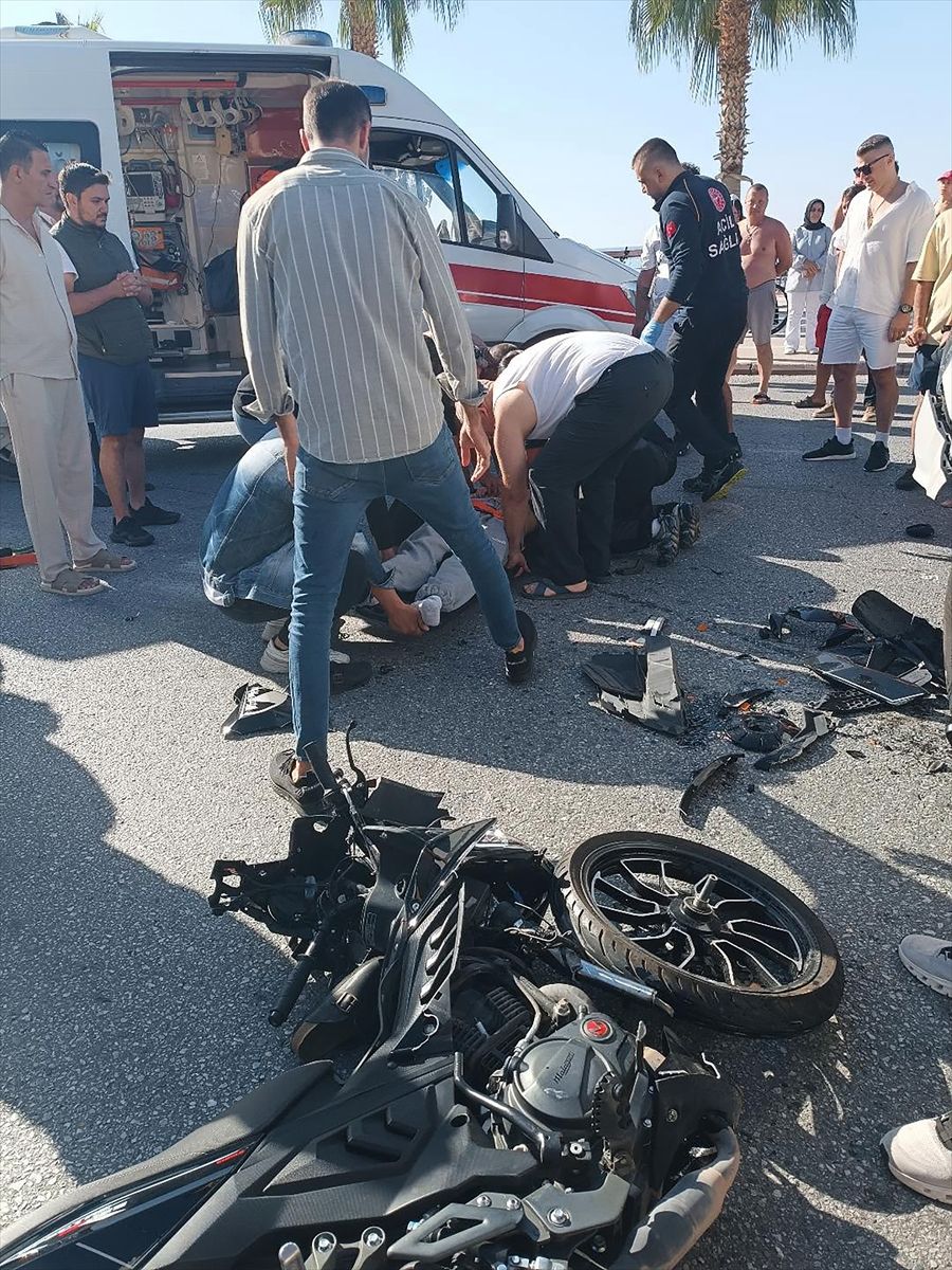 Alanya'da minibüsle çarpışan motosikletin sürücüsü öldü