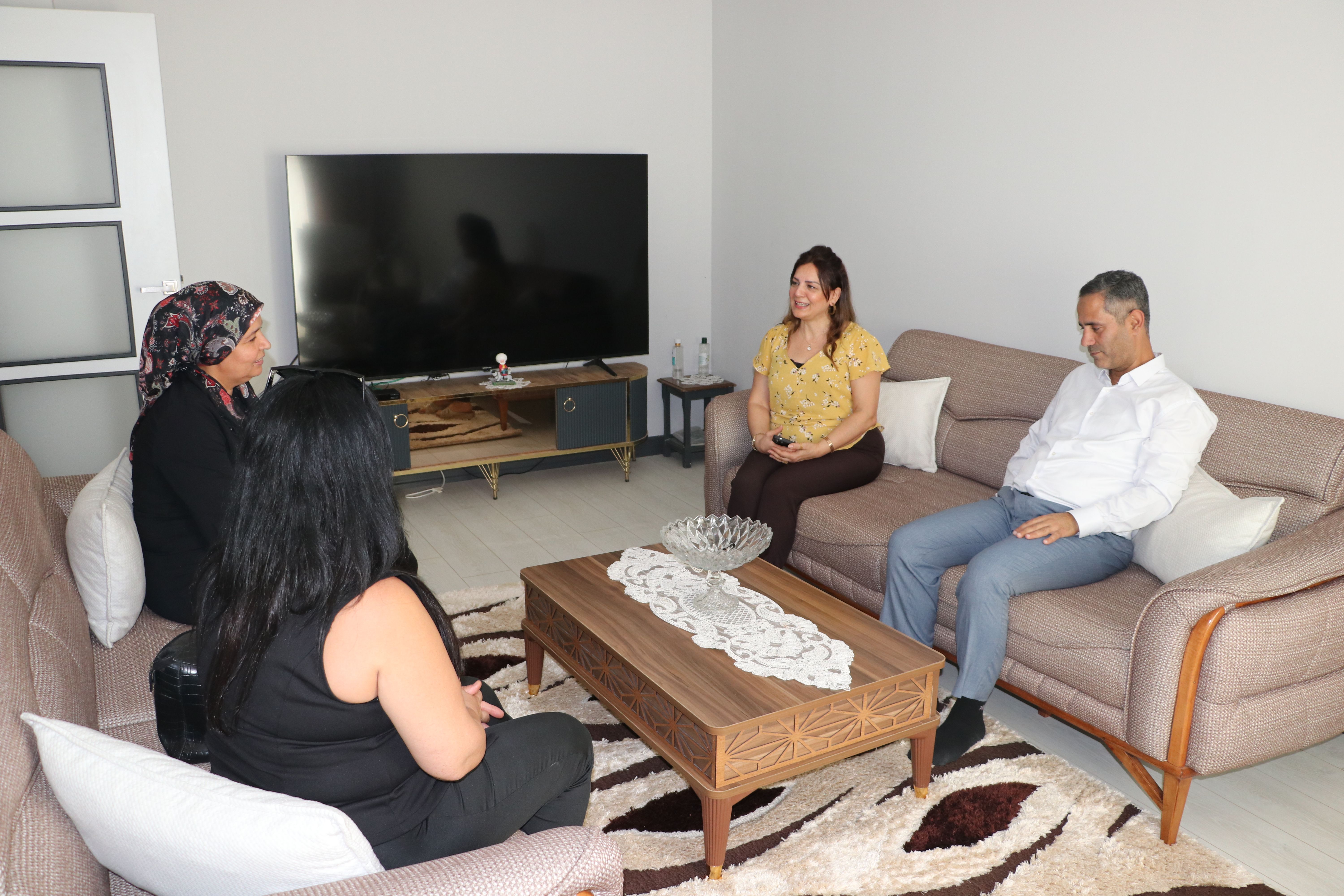 Hatay'da kadın muhtar depremzede mahalle sakinlerinin talepleriyle yakından ilgileniyor