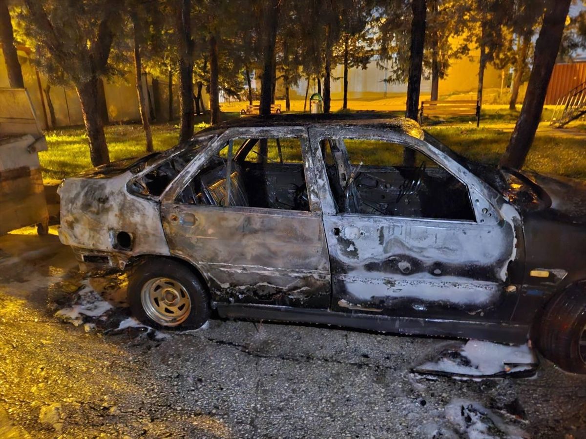 Hatay'da park halindeki otomobilde çıkan yangın söndürüldü