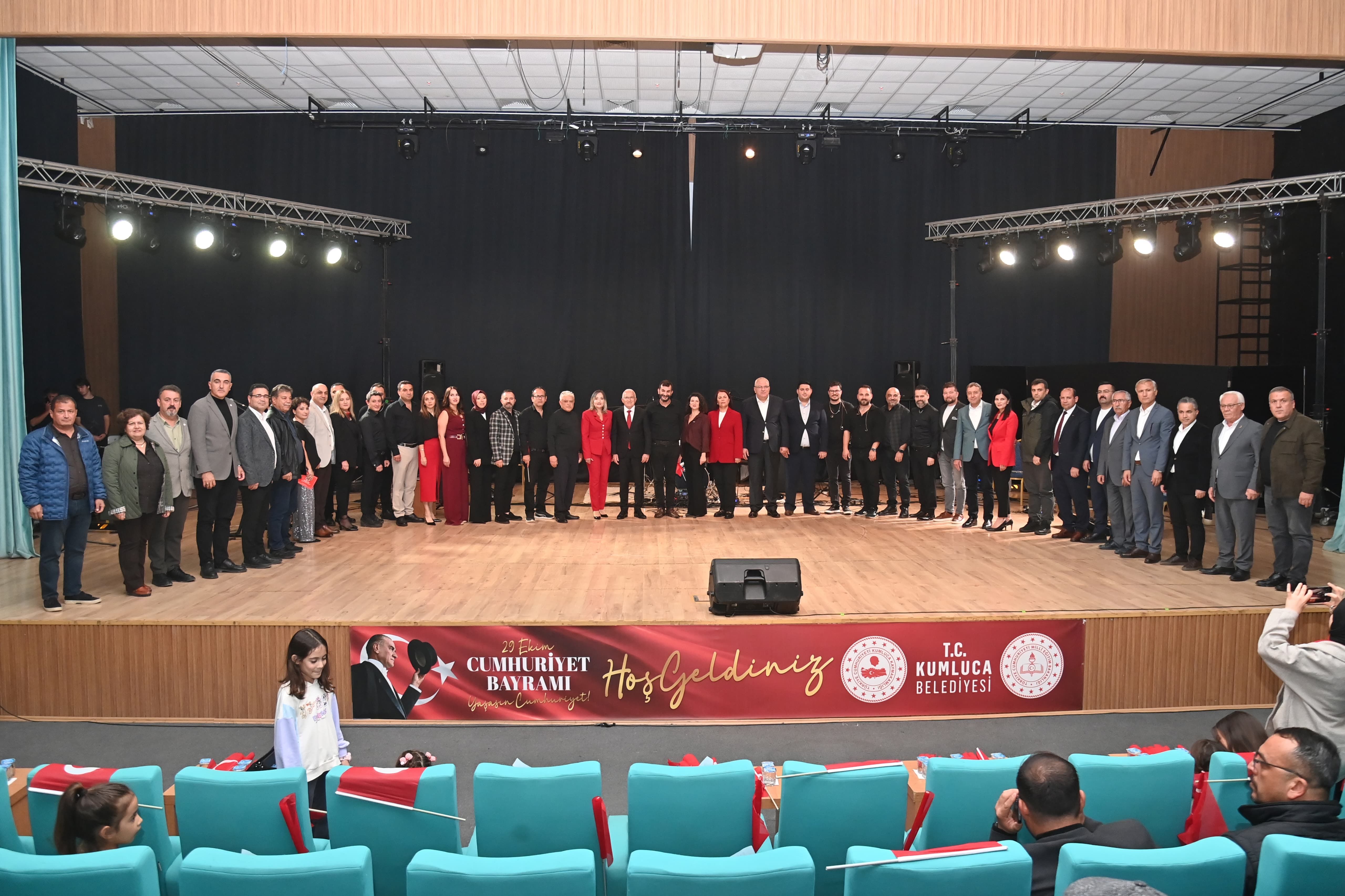 Kumluca'da Cumhuriyet Bayramı öğretmenlerin konseriyle kutlandı