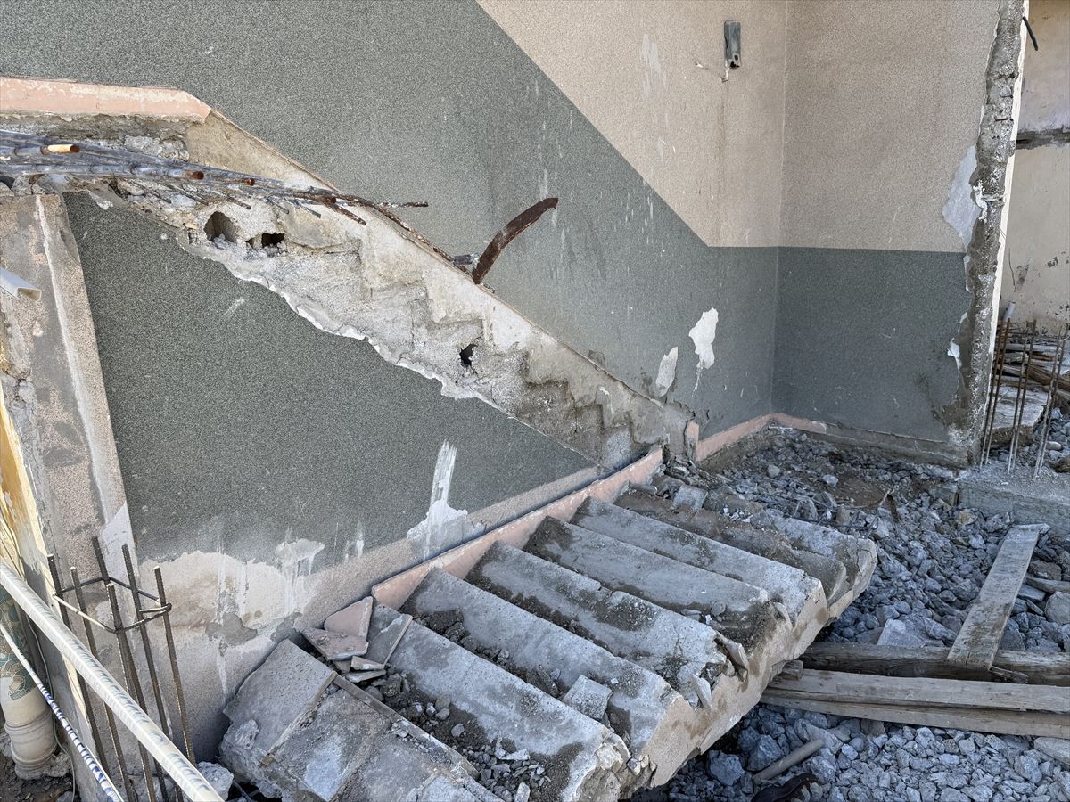 Mersin'de çöken beton merdivenin altında kalan işçi yaşamını yitirdi