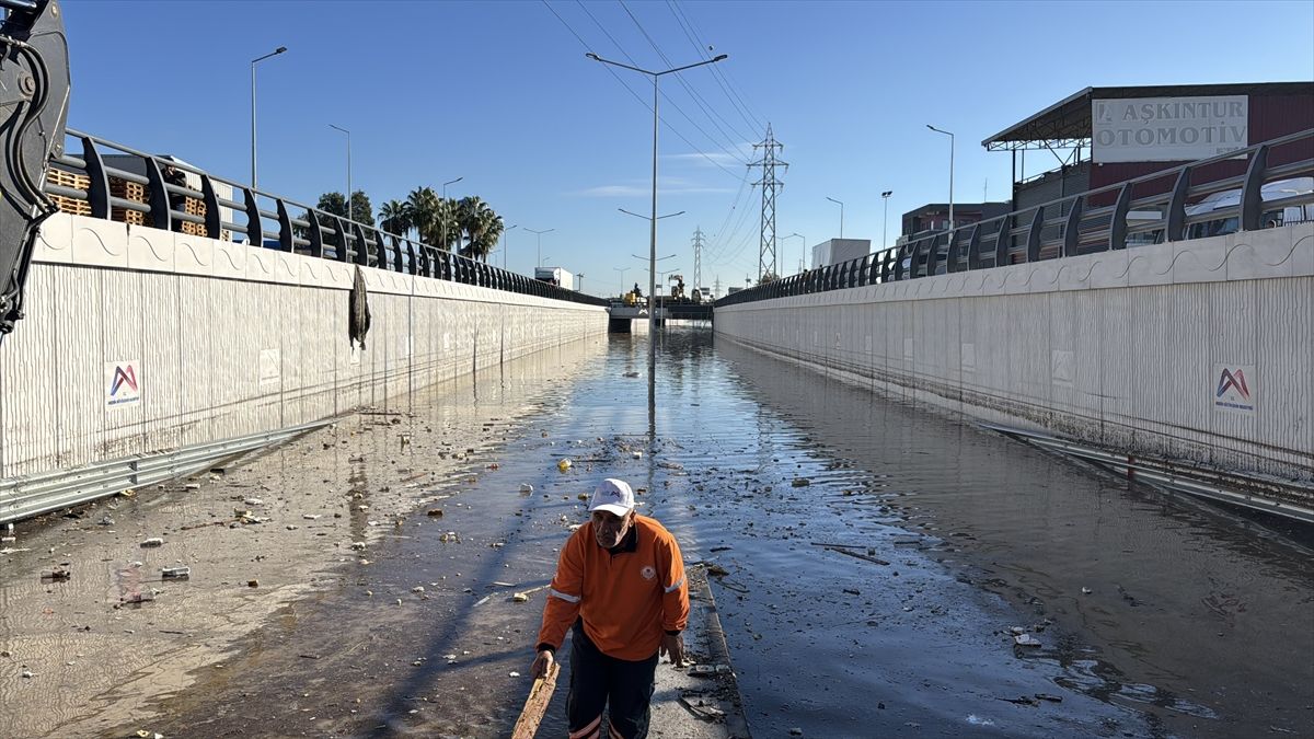 Mersin'de sağanaktan etkilenen alanlarda temizlik ve tahliye çalışması yapılıyor